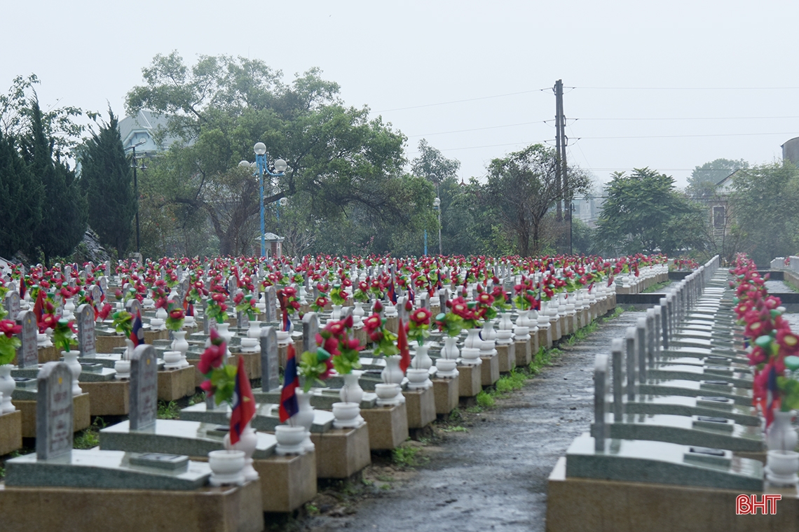 Ngày xuân viếng nghĩa trang liệt sỹ quốc tế Việt - Lào