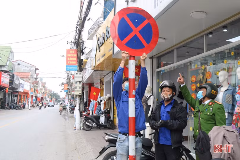 Công an TP Hà Tĩnh ra quân xử phạt phương tiện dừng, đỗ sai quy định trên nhiều tuyến đường