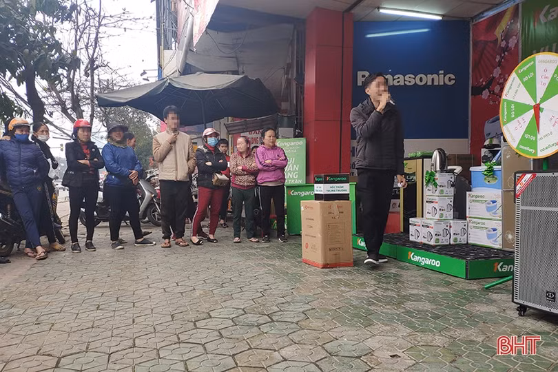 Đeo khẩu trang phòng dịch Covid-19 ở Hà Tĩnh: Người nhớ, người quên...!
