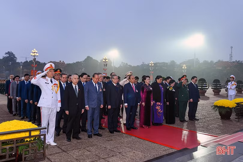 Đại biểu dự Đại hội XIII của Đảng vào Lăng viếng Chủ tịch Hồ Chí Minh
