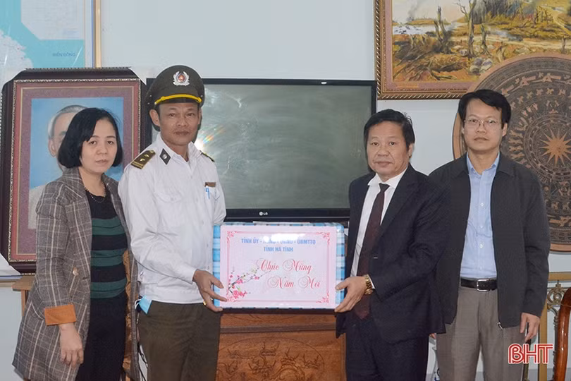 Đoàn cán bộ Hà Tĩnh dâng hương tại các nghĩa trang liệt sỹ Trường Sơn, Đường 9