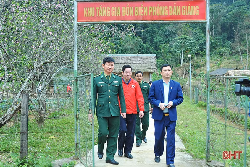 Phó Chủ tịch UBND tỉnh tặng quà tết cho các đối tượng chính sách tại Hương Khê