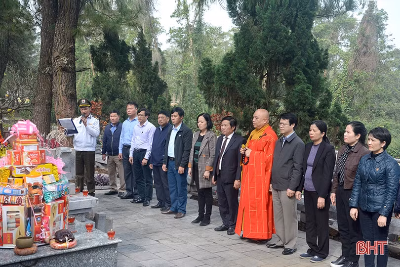 Đoàn cán bộ Hà Tĩnh dâng hương tại các nghĩa trang liệt sỹ Trường Sơn, Đường 9