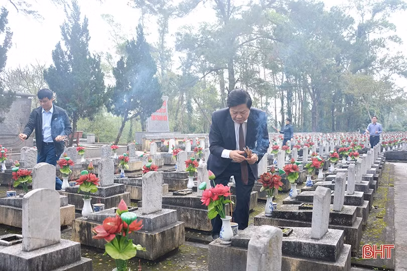 Đoàn cán bộ Hà Tĩnh dâng hương tại các nghĩa trang liệt sỹ Trường Sơn, Đường 9