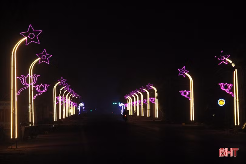 Vô vàn “cây nêu” điểm tô những con đường ở huyện Nghi Xuân