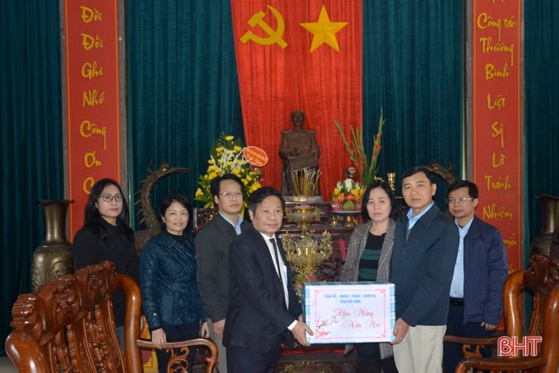 Đoàn cán bộ Hà Tĩnh dâng hương tại các nghĩa trang liệt sỹ Trường Sơn, Đường 9