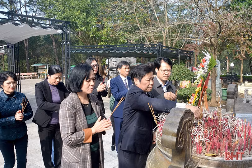 Đoàn cán bộ Hà Tĩnh dâng hương tại các nghĩa trang liệt sỹ Trường Sơn, Đường 9