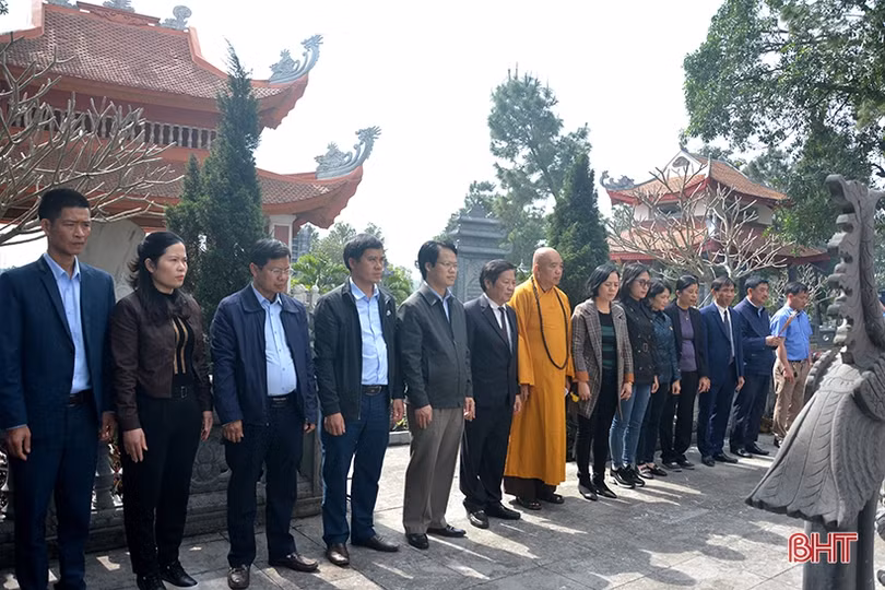 Đoàn cán bộ Hà Tĩnh dâng hương tại các nghĩa trang liệt sỹ Trường Sơn, Đường 9