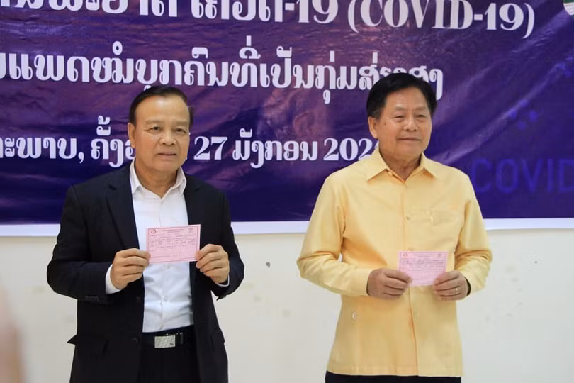 Phó Thủ tướng và Bộ trưởng Y tế Lào tiêm vaccine ngừa Covid-19