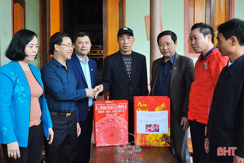 Phó Chủ tịch UBND tỉnh tặng quà tết cho các đối tượng chính sách tại Hương Khê