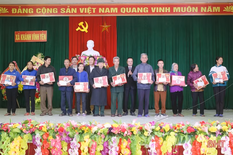 Đoàn ĐBQH và Vietinbank Hà Tĩnh trao 150 suất quà tết cho người nghèo