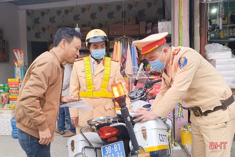 Công an TP Hà Tĩnh ra quân xử phạt phương tiện dừng, đỗ sai quy định trên nhiều tuyến đường