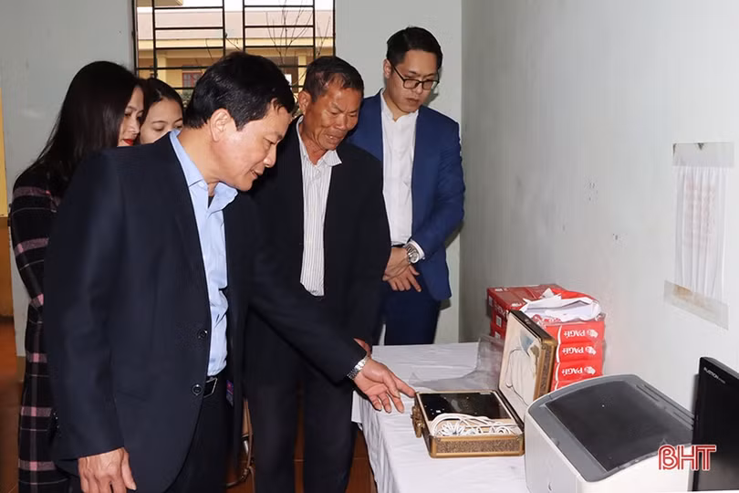 Phó Chủ tịch HĐND tỉnh trao quà tết cho các đơn vị bảo trợ xã hội