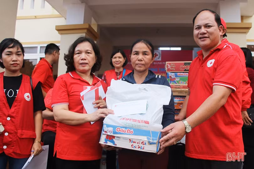 Hội Chữ thập đỏ Đồng Nai, Hải Phòng trao hơn 1.100 suất quà đến người dân Hà Tĩnh