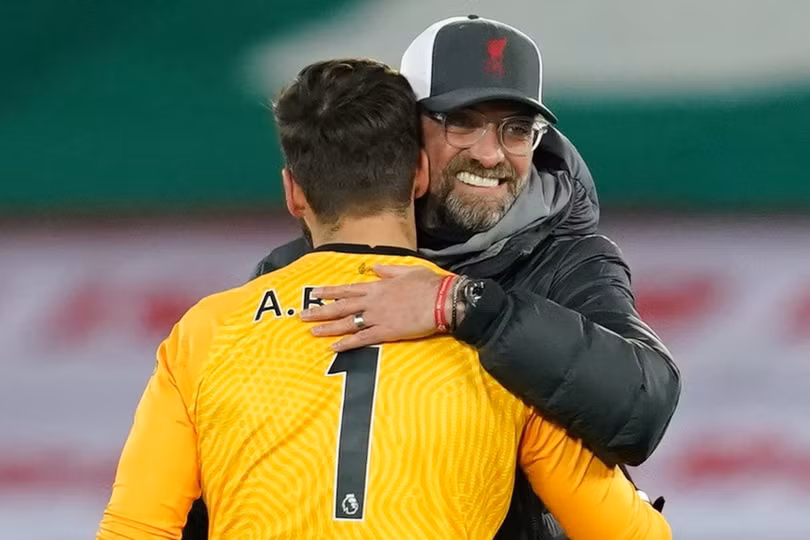 Liverpool áp sát ngôi đầu sau trận thắng đậm Leicester