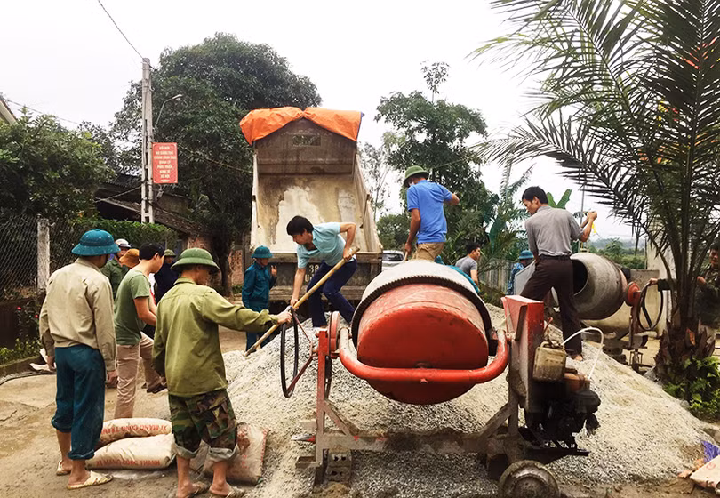 Người dân Hà Tĩnh phấn khởi làm nông thôn mới trong kỳ nghỉ lễ