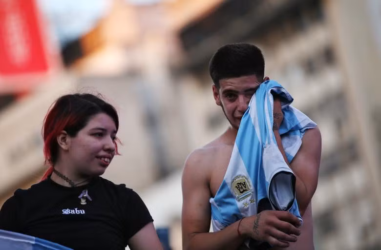 Người hâm mộ thế giới thương tiếc Diego Maradona
