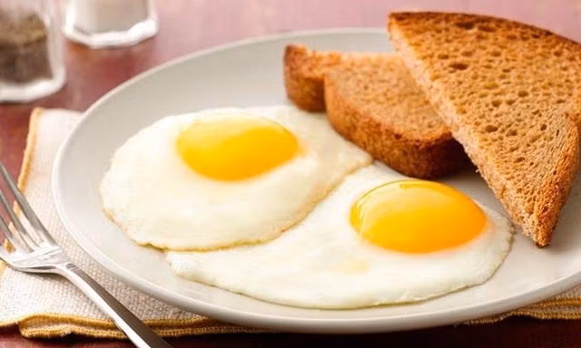 Thêm một bước trước khi làm trứng ốp la, trứng luôn tròn mà không bị dính chảo