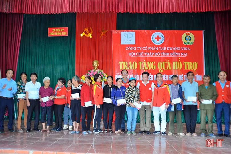 Hội Chữ thập đỏ Đồng Nai, Hải Phòng trao hơn 1.100 suất quà đến người dân Hà Tĩnh