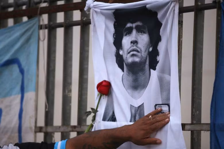 Người hâm mộ thế giới thương tiếc Diego Maradona