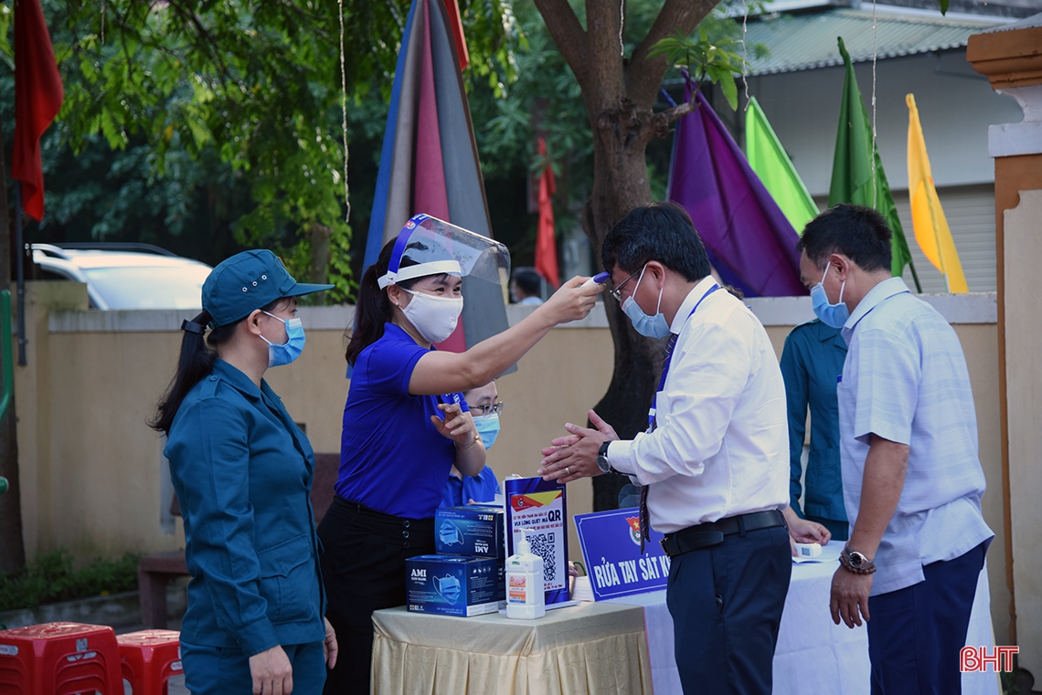 Thường trực Tỉnh ủy Hà Tĩnh bỏ phiếu bầu cử tại nơi cư trú