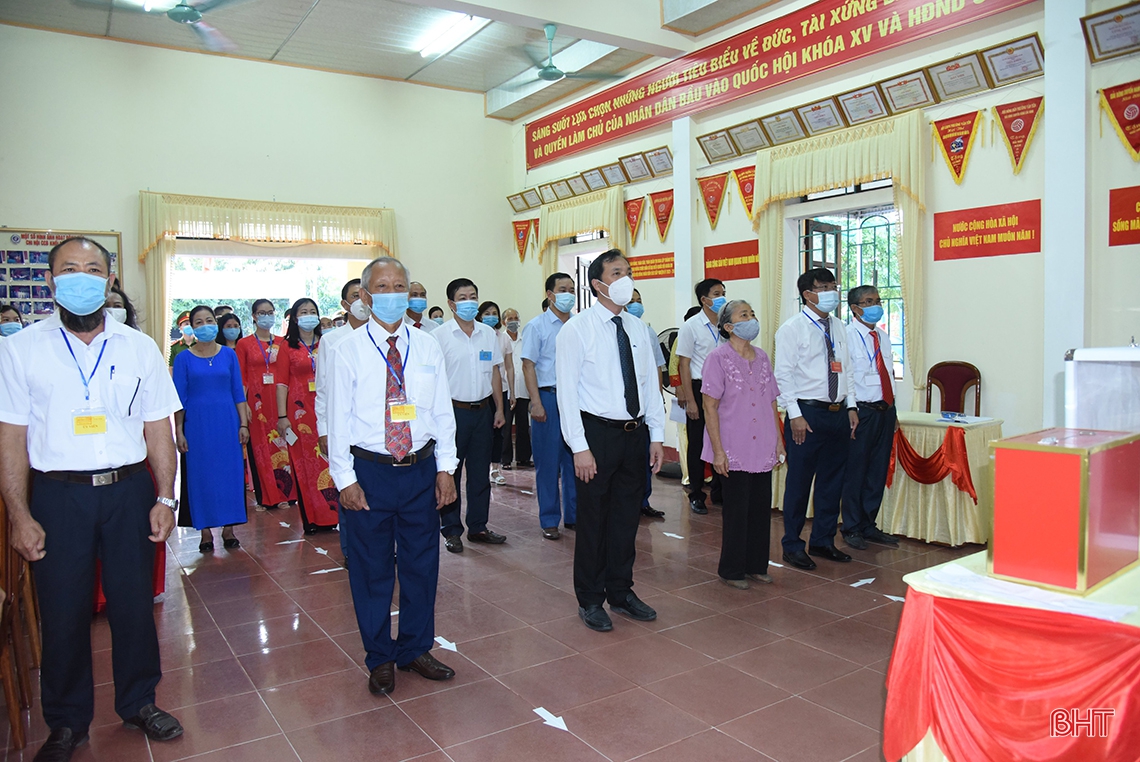 Thường trực Tỉnh ủy Hà Tĩnh bỏ phiếu bầu cử tại nơi cư trú