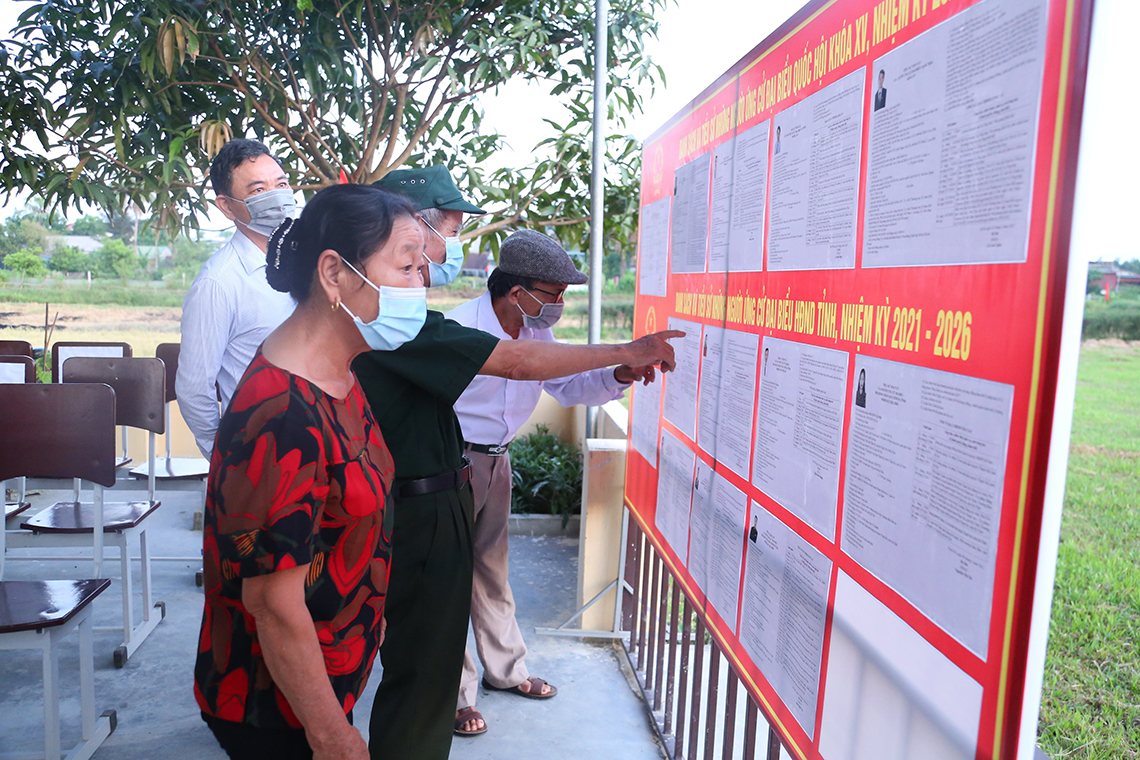 Cử tri hân hoan đi bầu cử ở Hà Tĩnh