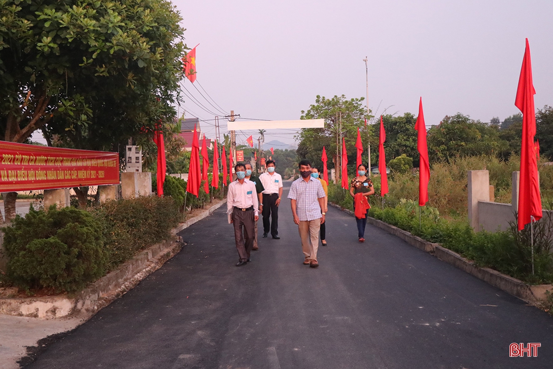 Cử tri hân hoan đi bầu cử ở Hà Tĩnh