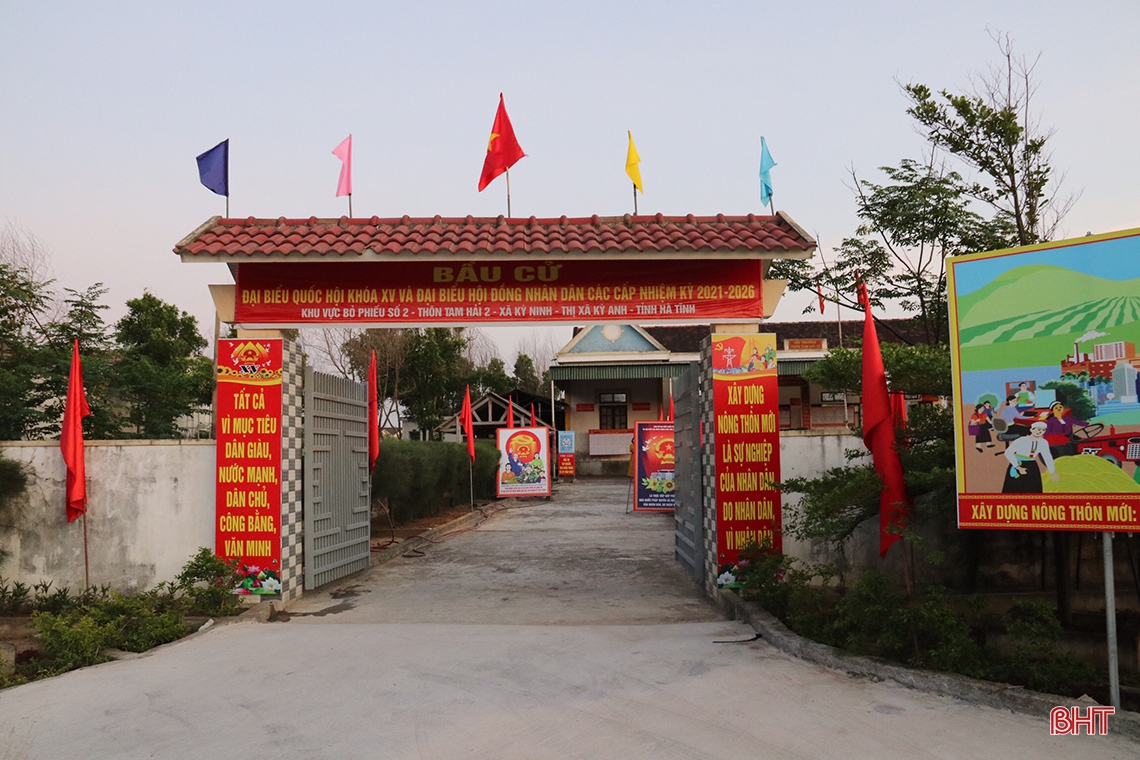 Cử tri hân hoan đi bầu cử ở Hà Tĩnh