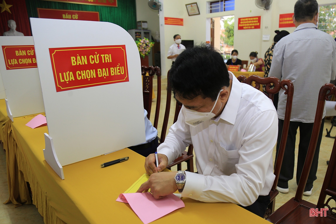 Cử tri Hà Tĩnh náo nức bầu chọn người đại biểu Nhân dân