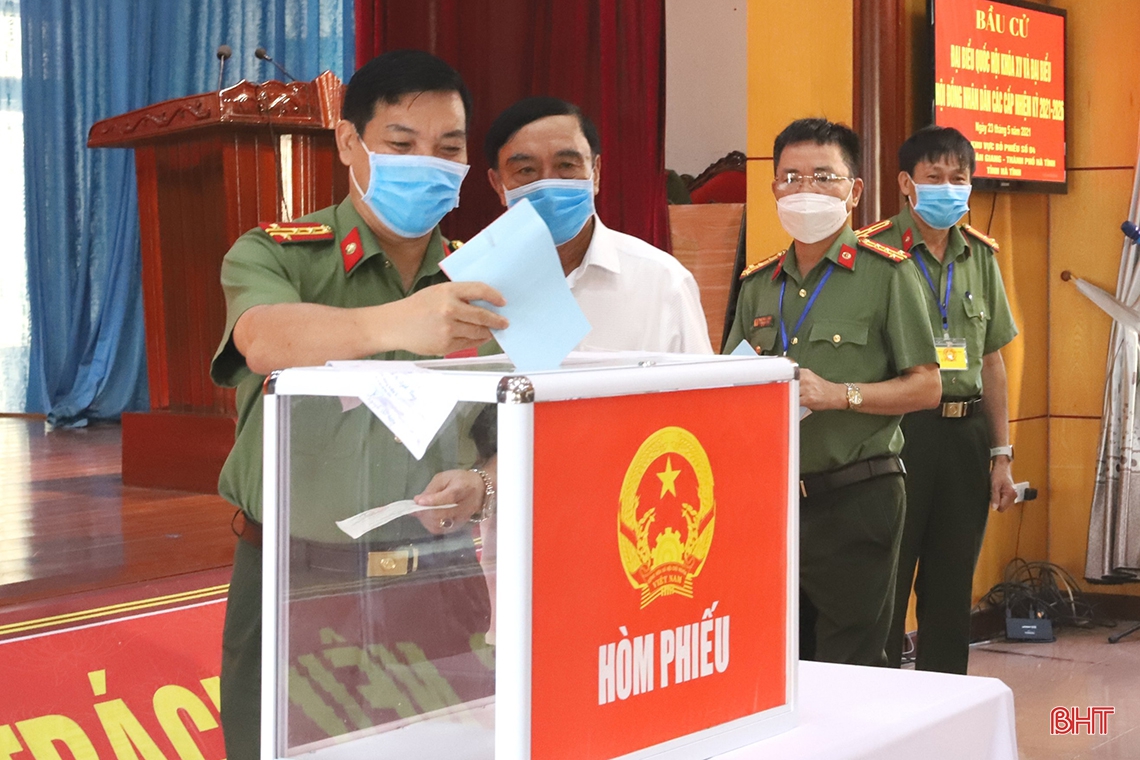 Cử tri Hà Tĩnh náo nức bầu chọn người đại biểu Nhân dân