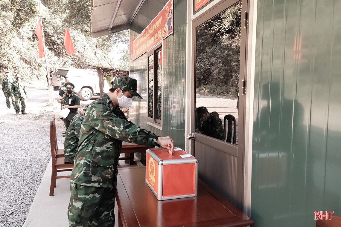 Cử tri Hà Tĩnh náo nức bầu chọn người đại biểu Nhân dân