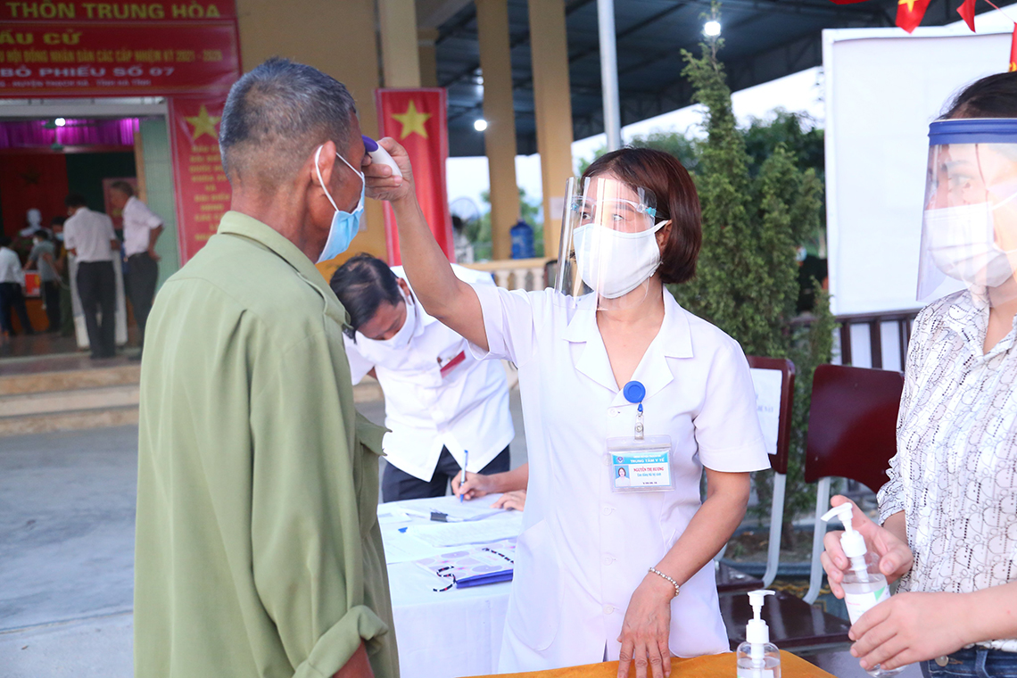 Cử tri hân hoan đi bầu cử ở Hà Tĩnh