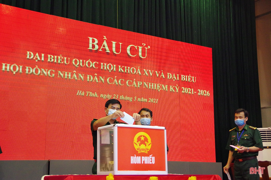 Cử tri Hà Tĩnh náo nức bầu chọn người đại biểu Nhân dân