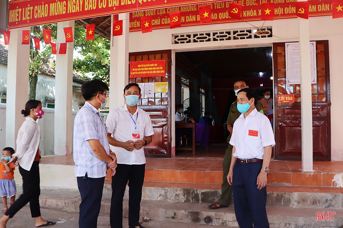 Lãnh đạo Hà Tĩnh kiểm tra công tác bầu cử, động viên cử tri tại các khu vực bỏ phiếu