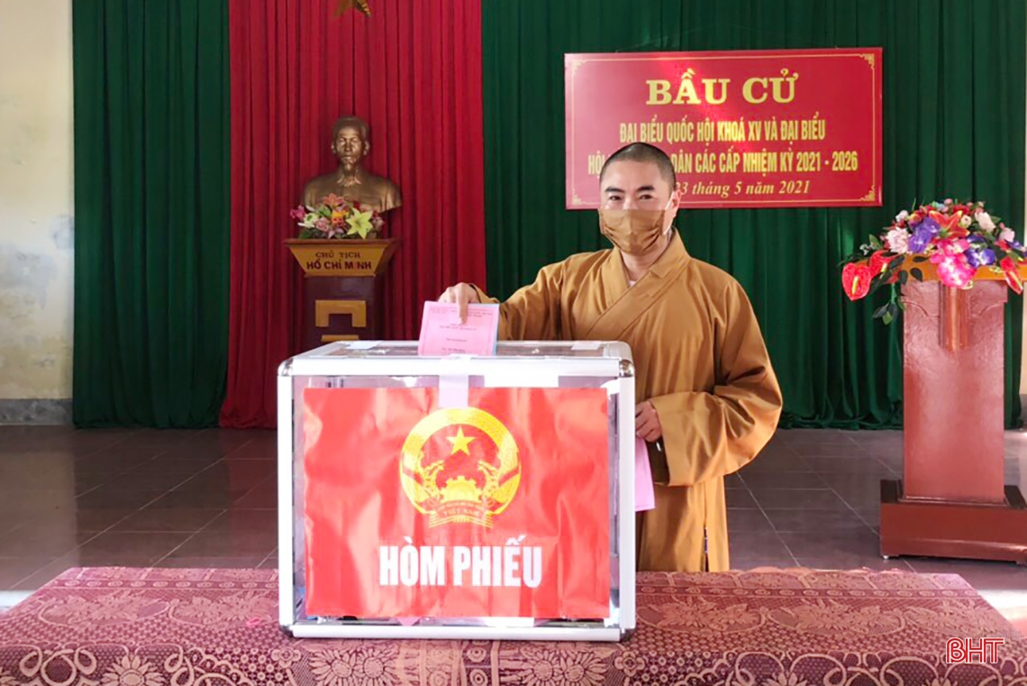 Cử tri Hà Tĩnh náo nức bầu chọn người đại biểu Nhân dân