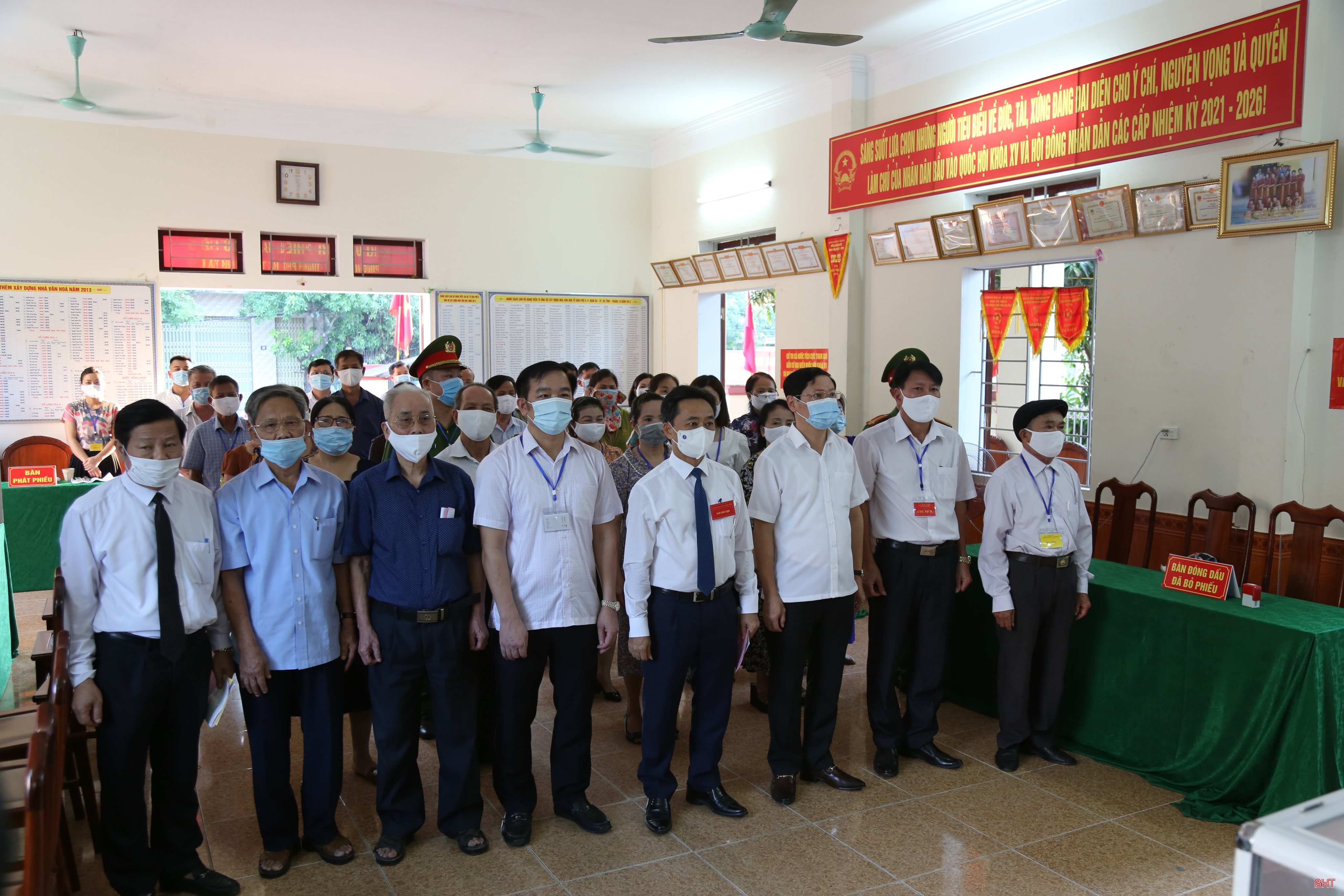 Thường trực Tỉnh ủy Hà Tĩnh bỏ phiếu bầu cử tại nơi cư trú