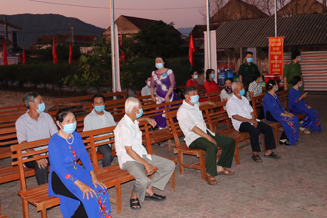 Cử tri hân hoan đi bầu cử ở Hà Tĩnh