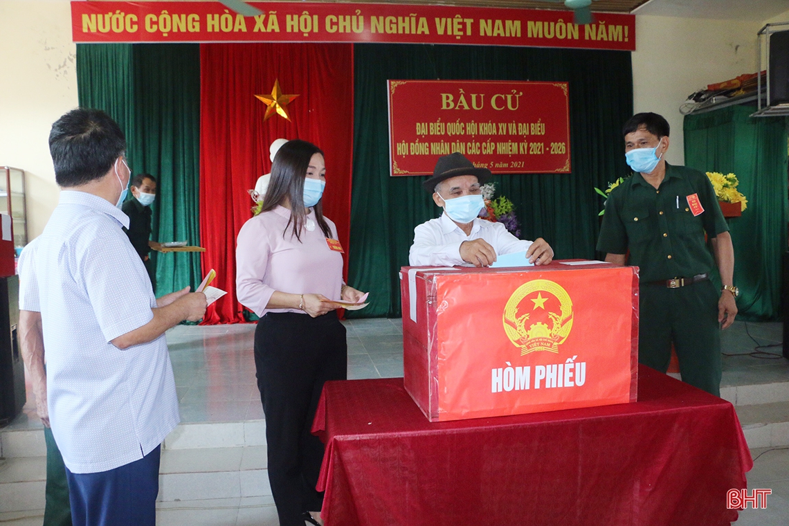 Cử tri Hà Tĩnh náo nức bầu chọn người đại biểu Nhân dân