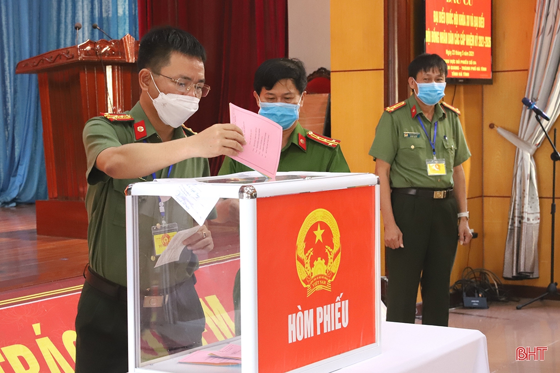 Cử tri Hà Tĩnh náo nức bầu chọn người đại biểu Nhân dân