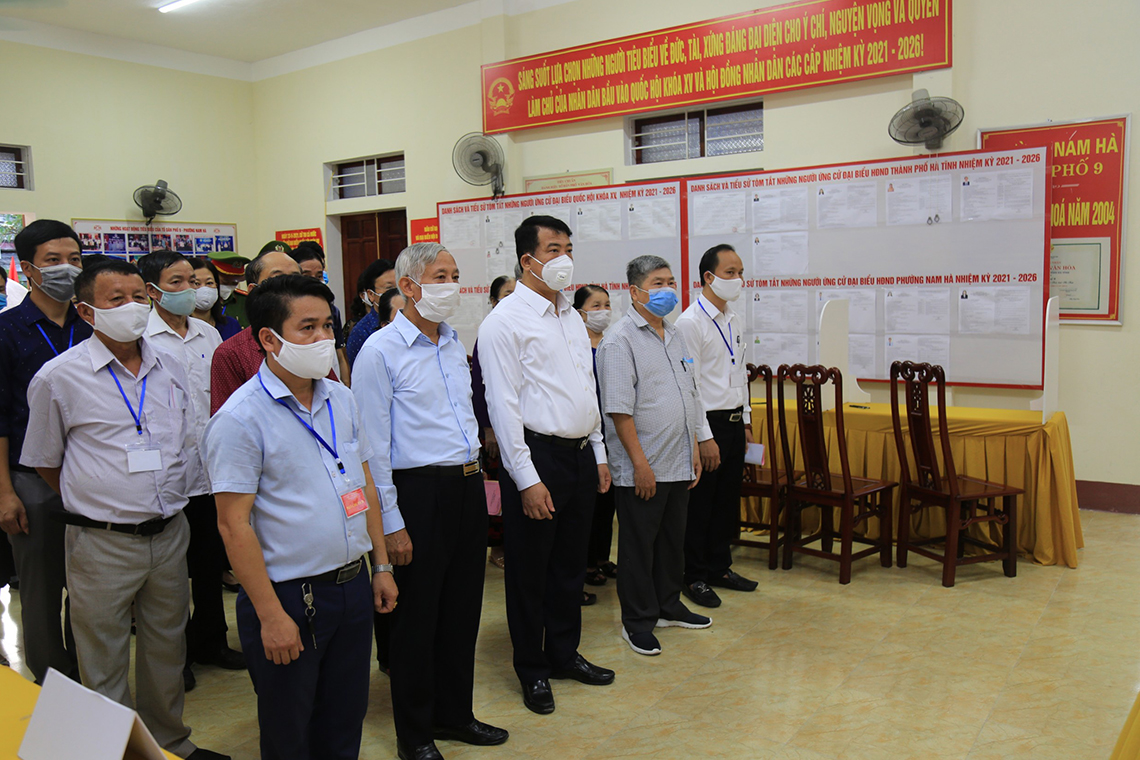 Cử tri Hà Tĩnh náo nức bầu chọn người đại biểu Nhân dân