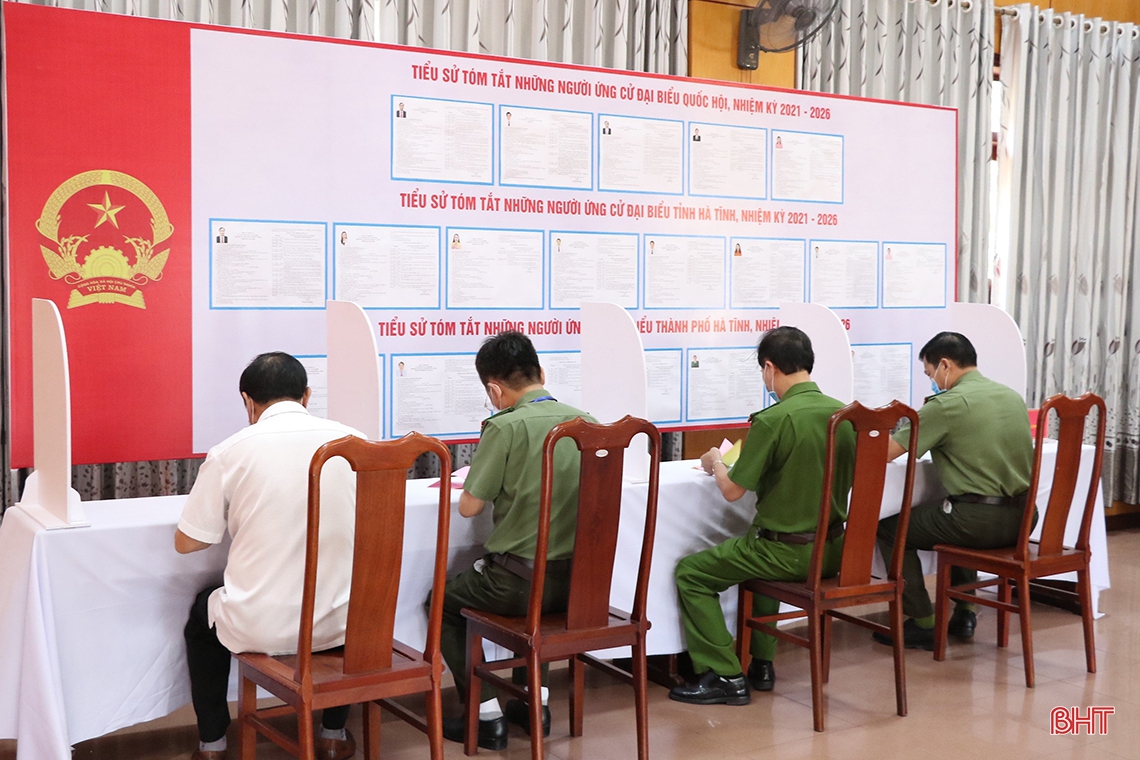 Cử tri Hà Tĩnh náo nức bầu chọn người đại biểu Nhân dân
