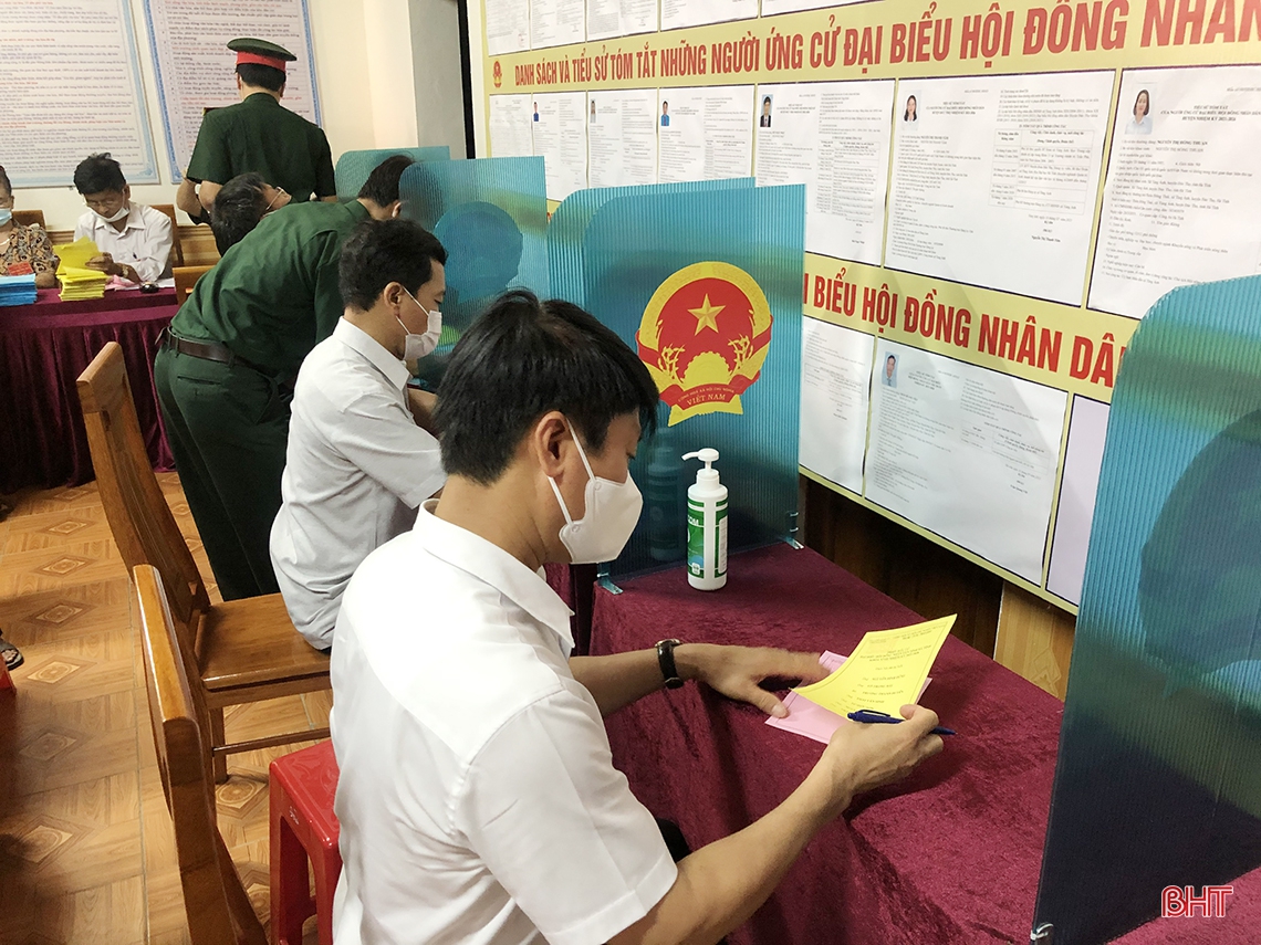Cử tri Hà Tĩnh náo nức bầu chọn người đại biểu Nhân dân