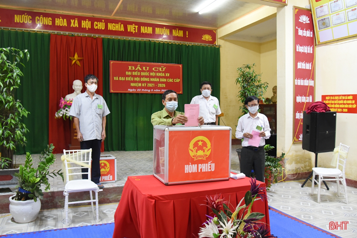 Cử tri Hà Tĩnh náo nức bầu chọn người đại biểu Nhân dân