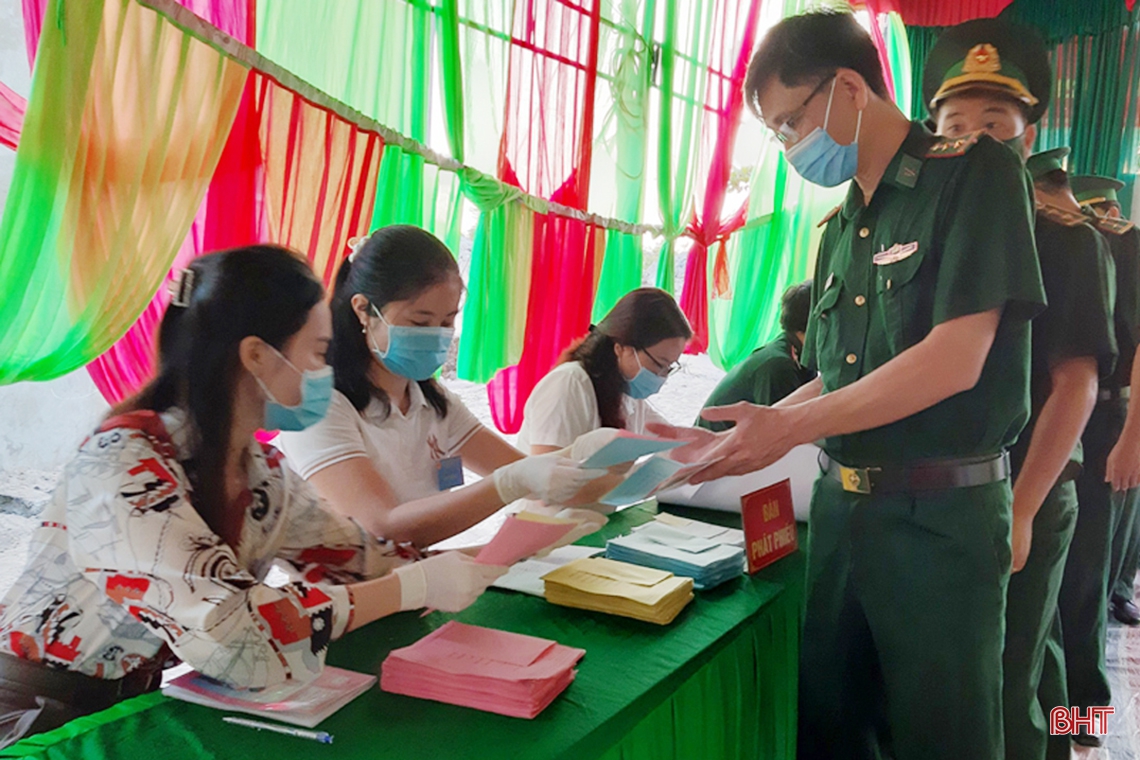 Cử tri Hà Tĩnh náo nức bầu chọn người đại biểu Nhân dân