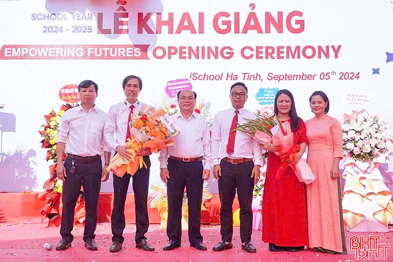 Đại diện lãnh đạo thành phố Hà Tĩnh tặng hoa, chúc mừng tập thể cán bộ, giáo viên nhà trường.