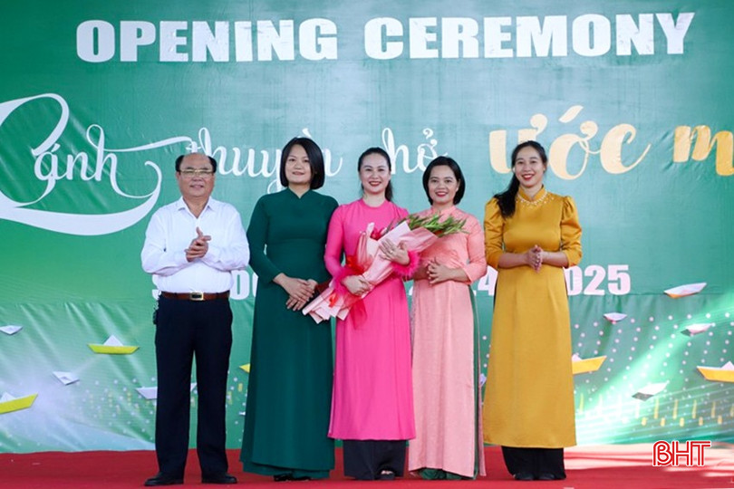 Đại diện chính quyền, Phòng GD&amp;ĐT thành phố Hà Tĩnh tặng hoa chúc mừng tập thể cán bộ, giáo viên, học sinh nhà trường nhân dịp khai giảng năm học mới.