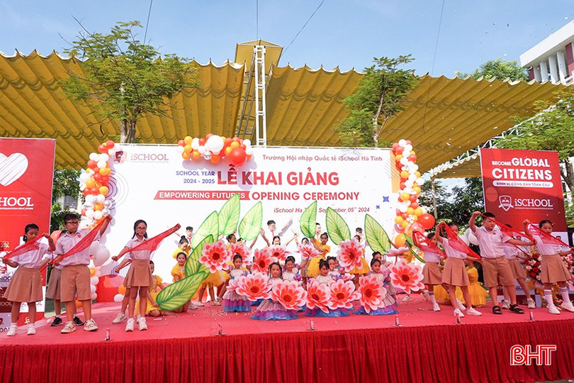 Các em học sinh vui hội khai trường.