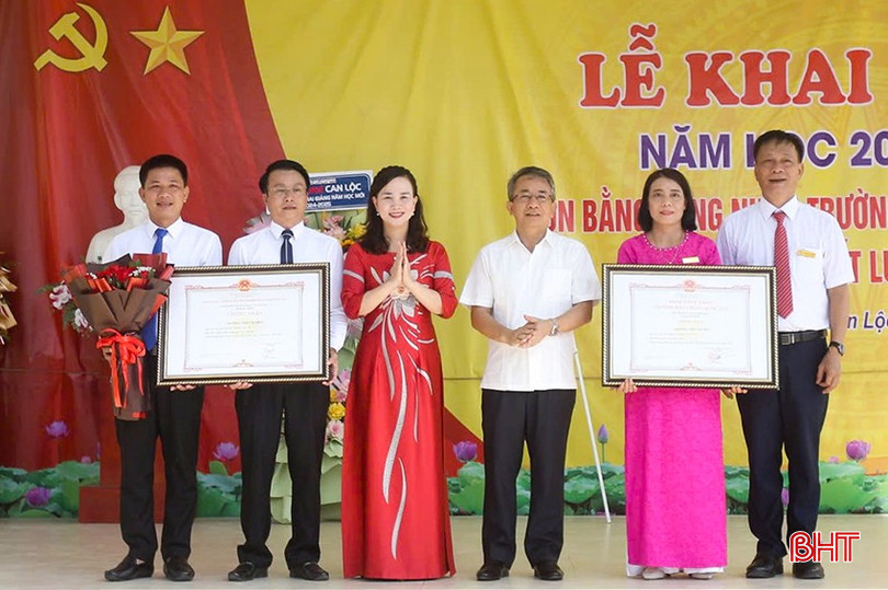 Chủ nhiệm Ủy ban Kiểm tra Tỉnh ủy Hà Văn Trọng, lãnh đạo huyện Can Lộc bằng trao công nhận đạt chuẩn quốc gia mức độ 1 và chứng nhận kiểm định chất lượng giáo dục cấp độ 2 cho Trường THPT Nghèn...