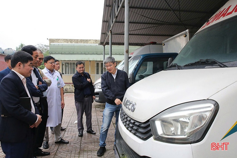 TS. BS Phùng Nam Lâm - Phó Tổng Giám đốc chuyên môn Hệ thống Y tế Vinmec khảo sát về trang thiết bị cấp cứu ngoại viện ở Hà Tĩnh.